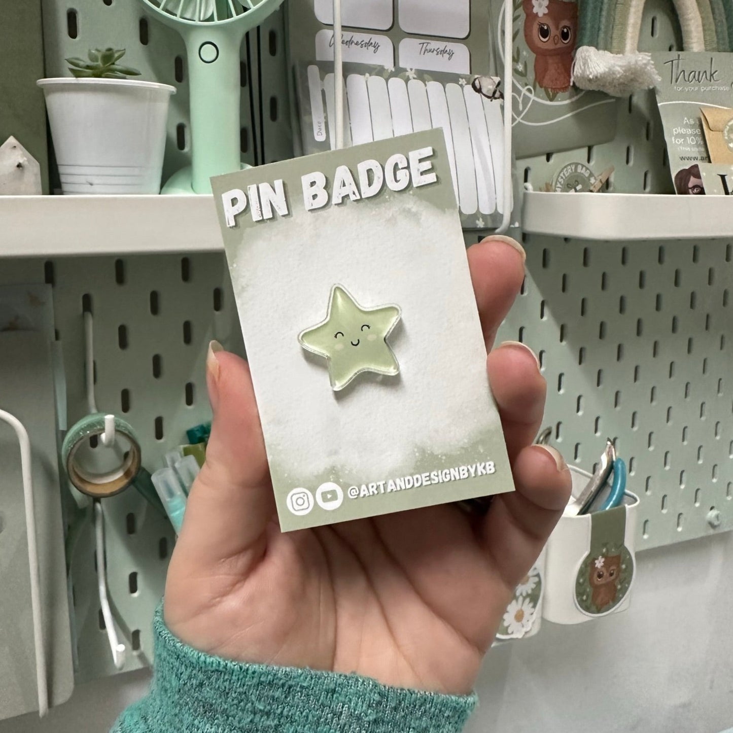 Cute Happy Star Pin Badge - Pale Green